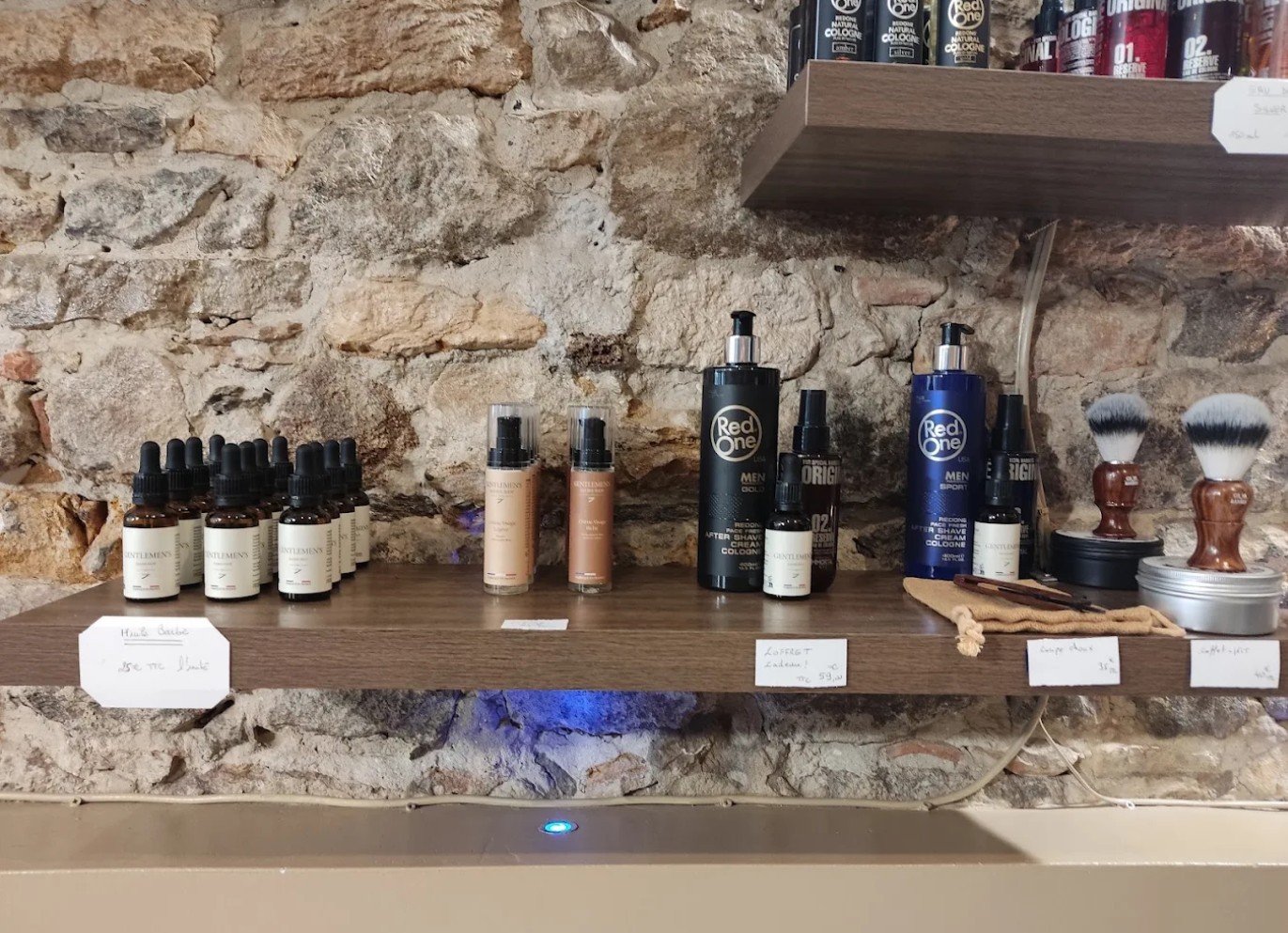 Huiles à barbe Gentlemen’s, après-rasage et blaireaux sur l’étagère du salon